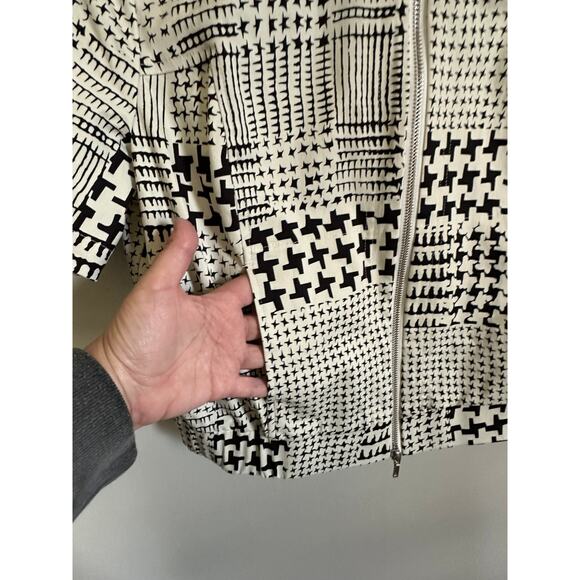 Women's NWOT CAbi Full Zip Geometric Pattern Crop Bomber SS Jacket Stretch MED - Picture 4 of 7